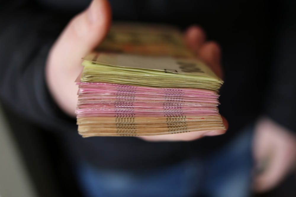 Tax free Australia mano que sujeta billetes